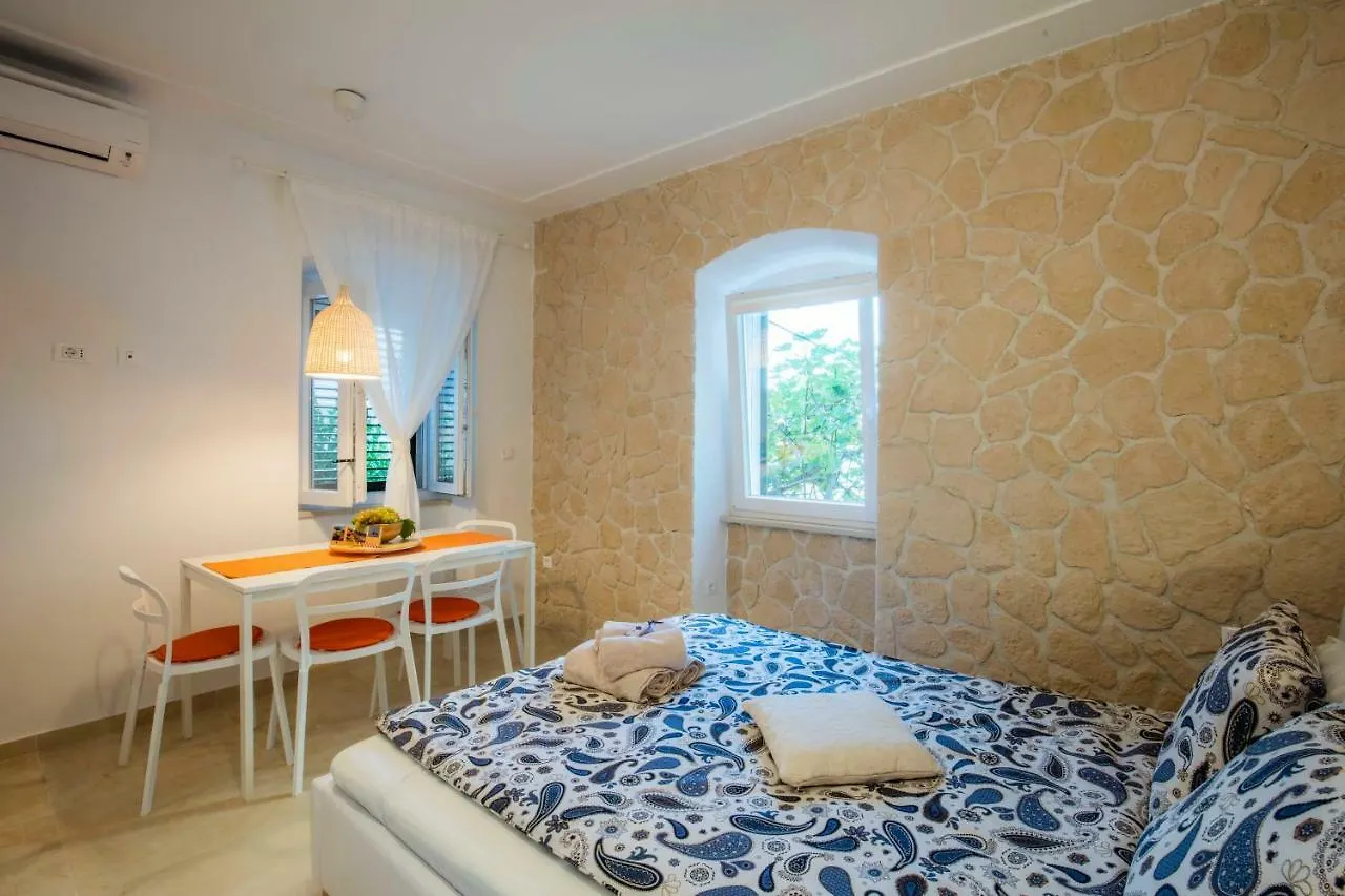 Season4All Apartments Mali Losinj 0*,